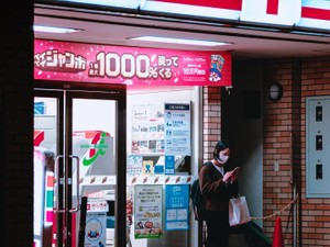 いつもの帰宅途中にあるのに、明るいコンビニが特別なものに見えた夜