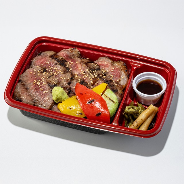 グランスタ東京で働く614人が本音で選んだ！<br>東京駅限定“推し弁当”ランキング10<br>【第8位】山形県産雪降り和牛尾花沢サーロイン・リブロースステーキ重