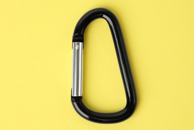 カラビナや洗濯ばさみ等で左右の靴をつなげておくと目印になる※画像はイメージです（New Africa/stock.adobe.com）