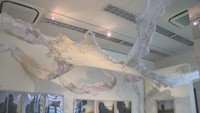レースや網を用いて作った巨大な空間芸術　スロベニア在住の芸術家の作品展　香川・高松市