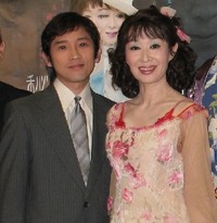 2006年4月、舞台「秘密の花園」（唐十郎作）で三田佳子（右）と共演した当時38歳の松田洋治＝東京・北千住のシアター１０１０