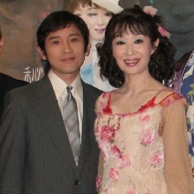 2006年4月、舞台「秘密の花園」（唐十郎作）で三田佳子（右）と共演した当時38歳の松田洋治＝東京・北千住のシアター１０１０