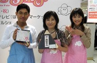「はなまるマーケット」の（左から）薬丸裕英、岡江久美子さん、海保知里アナ＝2006年10月2日撮影