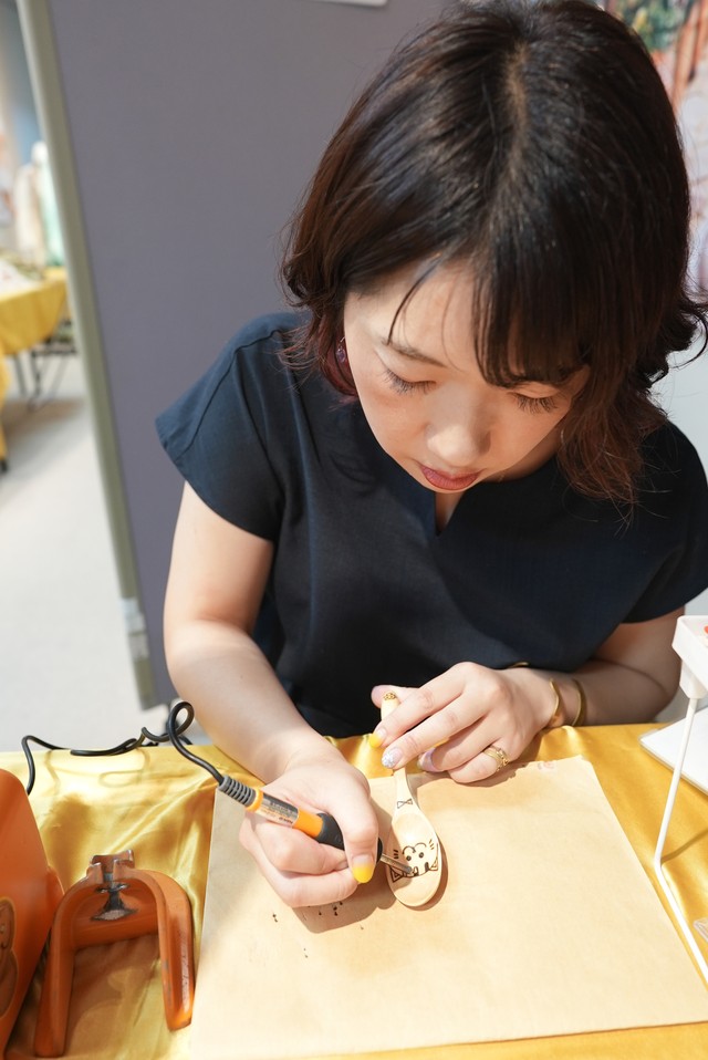 電熱ペンでひとつずつ描くので、同じ絵柄でも「世界に一つしかない」スプーンになる