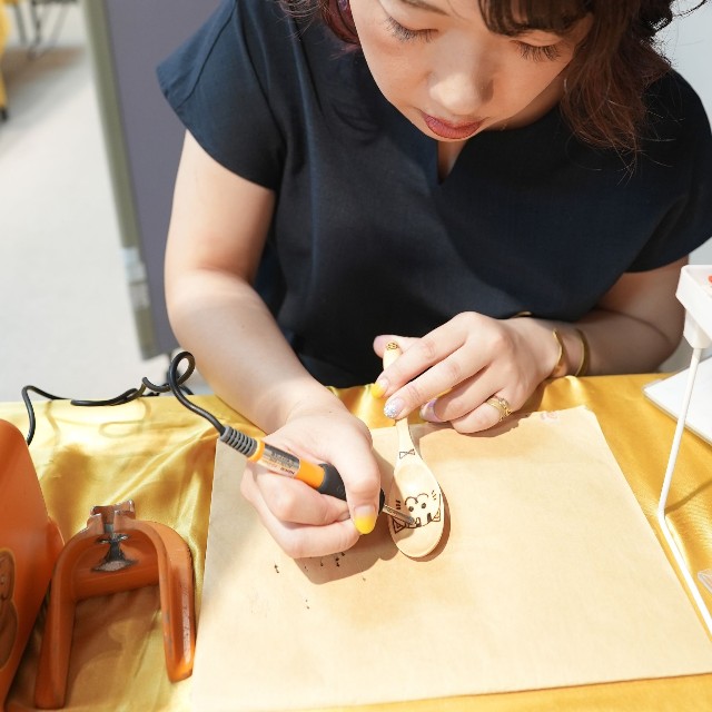 電熱ペンでひとつずつ描くので、同じ絵柄でも「世界に一つしかない」スプーンになる