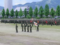 「整列休め」の姿勢