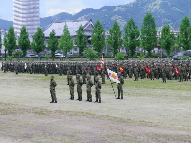 「整列休め」の姿勢