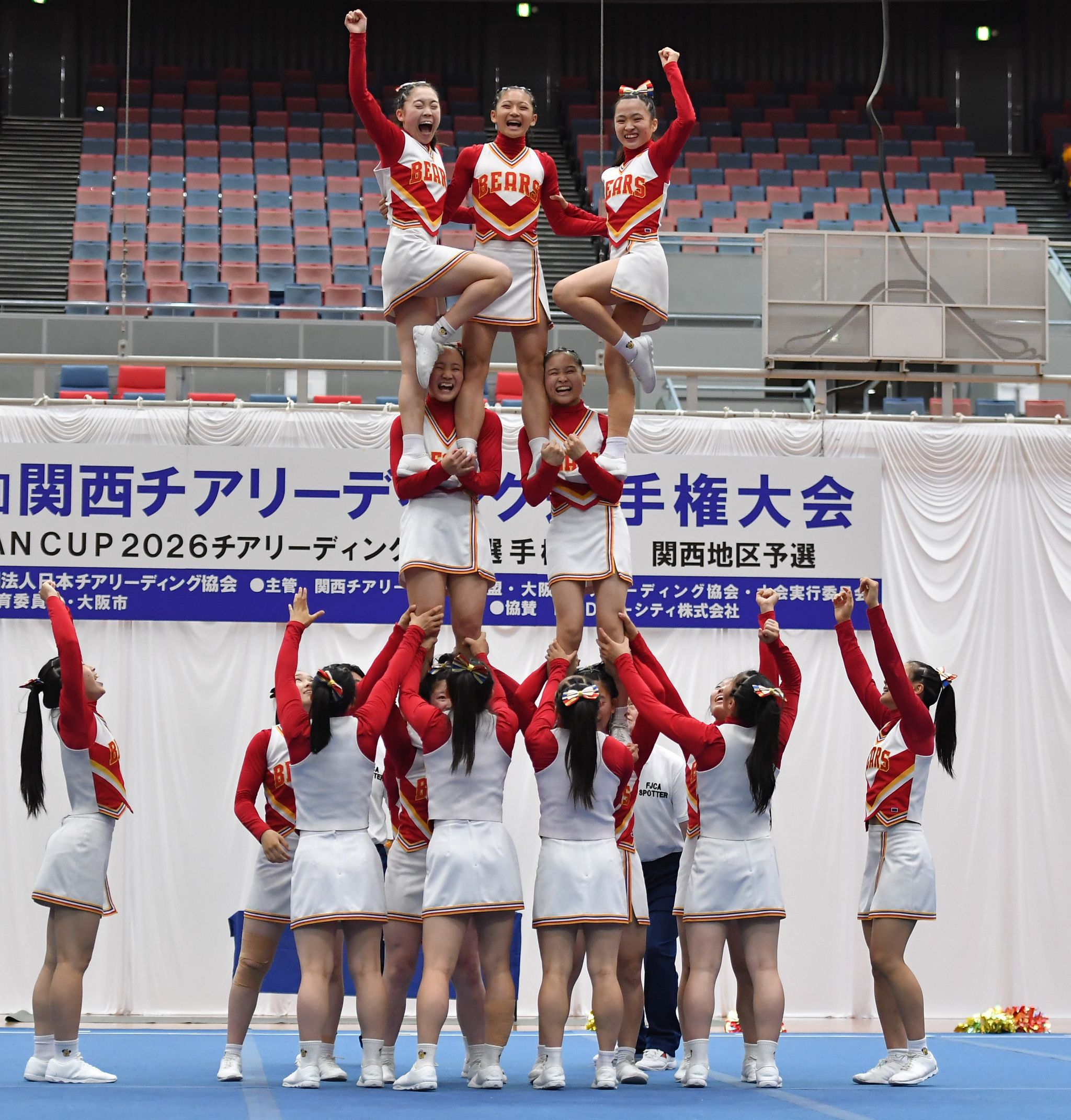 ６月の関西選手権、総合優勝した箕面自由学園の演技。８月末のジャパンカップではディビジョン１高校の部で７連覇を目指している