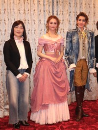 宝塚花組公演「Goethe（ゲーテ）!」の会見に出席した永久輝せあ、星空美咲、演出家の植田景子氏（右から）＝梅田芸術劇場