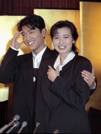 薬丸裕英、石川秀美　婚約会見＝1990年6月4日