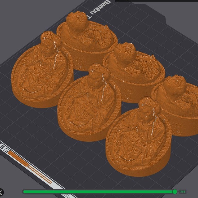 iPhoneアプリ「Scaniverse」でスキャンしたものを、中間データに出力。CADソフト「Autodesk Fusion」で編集し、台座をつけ3Dプリンター「BambuLab A1mini」でブロンズ色のフィラメントで3Dプリントしたという（池田匠さん提供）