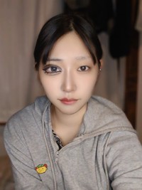 右半分だけメイクを施した“半顔比較”写真　「メイクって凄い」と話題に／加茂乃璃嘉さん（nori_kamone）提供
