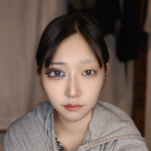 右半分だけメイクを施した“半顔比較”写真　「メイクって凄い」と話題に／加茂乃璃嘉さん（nori_kamone）提供
