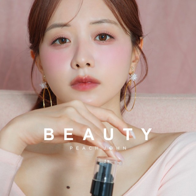 PEACH JOHN BEAUTYとのコラボ商品を発表した森香澄