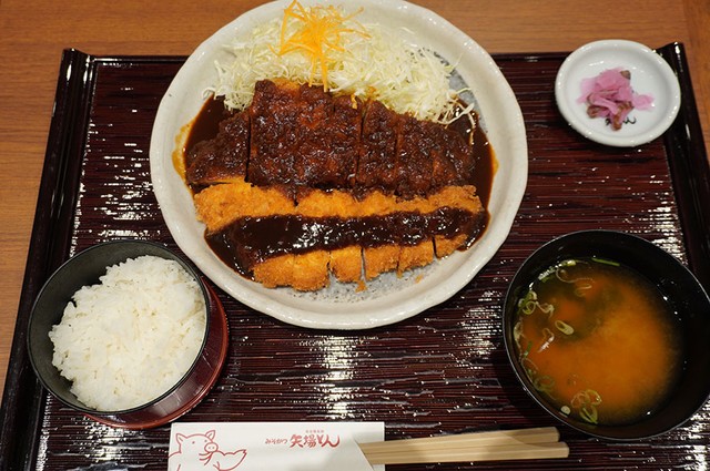 看板メニューの「わらじとんかつ御膳」（2210円）※価格は大阪松竹座店のもの。店舗によって異なる