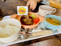 その後の退院おめでとうディナーの様子（潮井エムコさん提供）