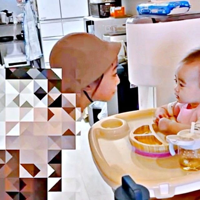 「ばあばも来るから」と妹に話しかけるお姉ちゃん（画像提供：はげちゃびん一族の日常さん）