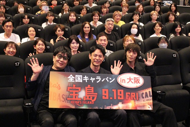 先行上映会に駆けつけたファンに囲まれる（左から）大友啓史監督、妻夫木聡さん、窪田正孝さん＝大阪市内、2025年7月4日夜