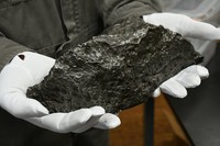 中国で見つかった鉄いん石。通常の岩とは違う、鈍い光沢がある。ほぼ鉄のみでできているため見た目よりも重い