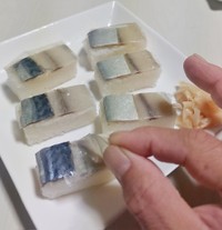 バッテラの"皮"をはがしてませんか？（タニヒロさん提供）