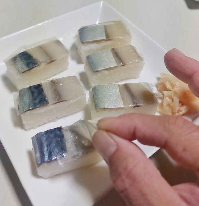 バッテラの"皮"をはがしてませんか？（タニヒロさん提供）