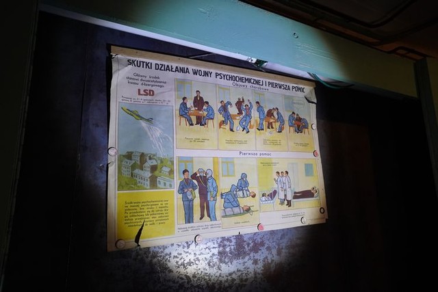 ワルシャワの鉄鋼メーカーにある地下シェルターに残されていた、冷戦当時の啓発ポスター。西側諸国がLSD（合成麻薬）を使って攻撃した場合の対処法が描かれているという＝2023年6月5日、荒ちひろ撮影