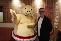 矢場とん広報宣伝課 宣伝課長ぶーちゃんと代表取締役社長の奥村与幸さん（8月19日・矢場とん 大阪松竹座店 プレス向け試食内覧会にて）