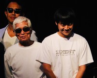 足立正生監督（左）と主演のタモト清嵐