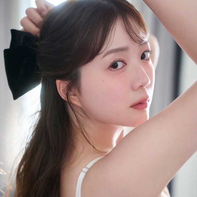 「伊藤彩沙 写真集 アヤサージュ」掲載カット【©KADOKAWA / 中村和孝】