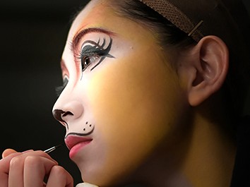 鏡みつめ、ネコになる　俳優も裏方も「ネコらしく」　キャッツ