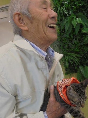 「まめくん、小さいなあ」思わず笑みがこぼれて…（入間東幸楽園提供）