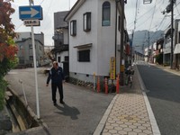 伝書バトが見つかった商店街の道路脇（京都府南丹市）