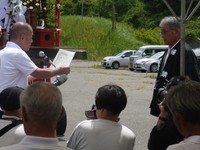 福田棟梁に感謝状を授与する区長の川井さん（筆者撮影）