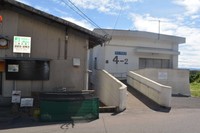 避難するためのフェリーが来るまで待機する「避難舎」（写真右）。避難舎と避難港の位置を示す看板もあった