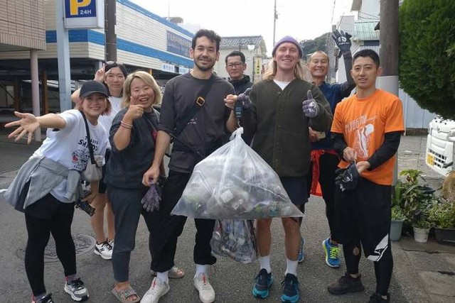 静岡県下田市の海外デジタルノマド交流プログラム「TADAIMA SHIMODA」で、市内を地域住民とともにジョギングしながらゴミ拾いをする「プロギング」をしたデジタルノマドたち＝2024年11月6日、静岡県下田市、塚田氏提供