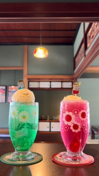 氷が少ない方は、アイスの重みで炭酸があふれ、アイスも沈み込んでしまった ／古民家レトロカフェmonaさん（@mona_kominkaretorocafe）提供