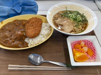 別日の社食2。カツカレー、ラーメン、フルーツとがっつり！／ちゃんくさん（@Wang_chank）提供