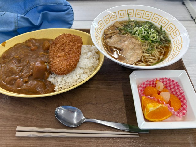 別日の社食2。カツカレー、ラーメン、フルーツとがっつり！／ちゃんくさん（@Wang_chank）提供