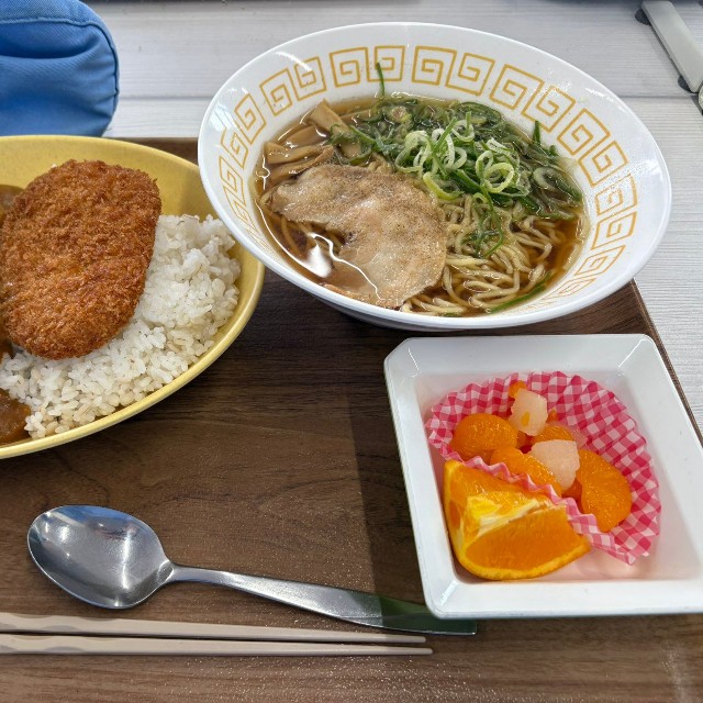 別日の社食2。カツカレー、ラーメン、フルーツとがっつり！／ちゃんくさん（@Wang_chank）提供
