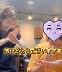 朝いちの新幹線でやってきたというお客様に「ありがとう」を伝える加納さん（anhutte_kanoのInstagramより）