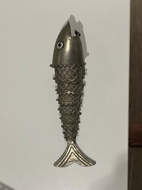 「アホっぽい」顔をした魚型のボトルオープナー ※Hayato Imanishiさん提供