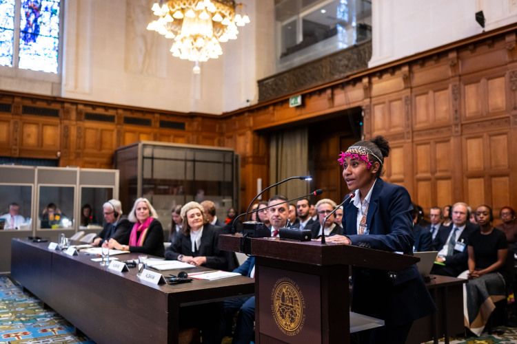 国際司法裁判所（ICJ）のヒアリングで訴えるPISFCC代表、シンシア・フニウヒさん（右前）
