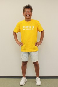 取材ももちろん短パンで応じてくれた勝俣州和さん＝大阪市内