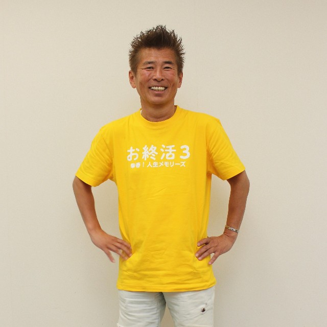 取材ももちろん短パンで応じてくれた勝俣州和さん＝大阪市内