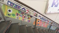 JR高松駅のコンコース階段に飾り付けられたこいのぼり