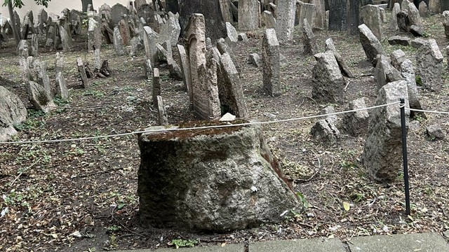 プラハのユダヤ人街にある旧ユダヤ人墓地＝小林杏樹撮影