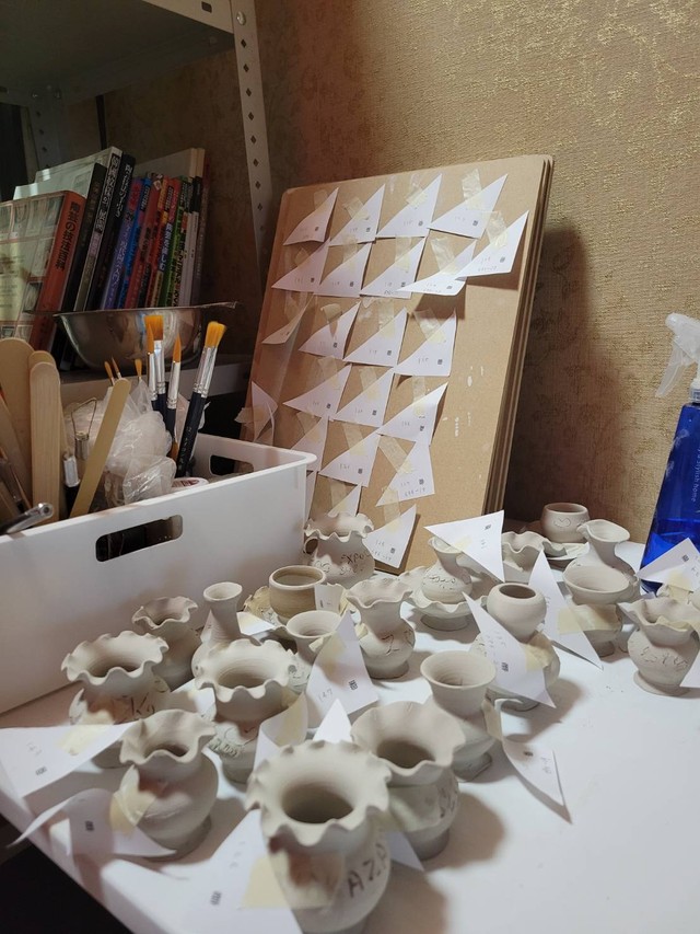 葉の上で眠る妖精 磁器 手作り 一点もの 著名な陶芸家アルヒポヴァの作品 万博で人気、目の前で作ってくれるツボ 陶芸家が「お役に立てる