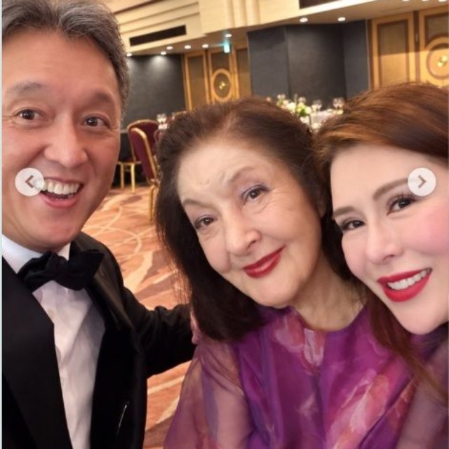 鰐淵理沙のインスタグラム@risawanibuchiより　母・鰐淵晴子、ローズガーデンホテルのアレックス・リー氏