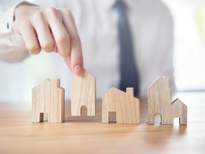 家の売却相場は築年数でどう変わる？ 調べ方や築年数が与える影響を解説