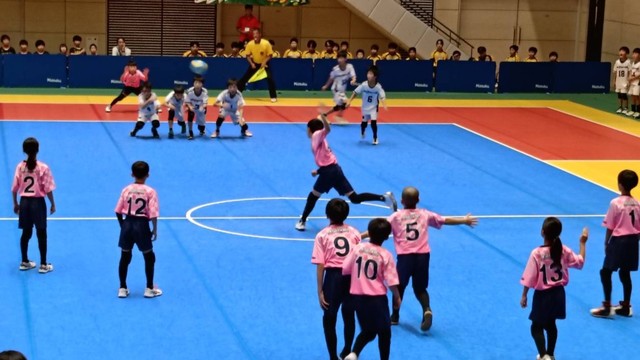 南輝ドッジボールクラブ（手前）　夏の全国小学生ドッジボール選手権　群馬・高崎市　8月16日